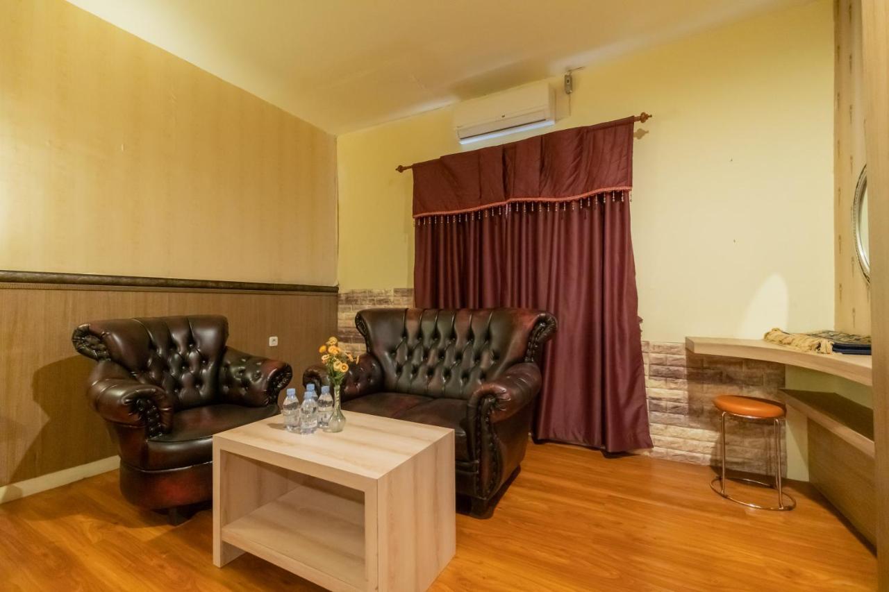 Urbanview Hotel Best Skip Палембанг Екстериор снимка