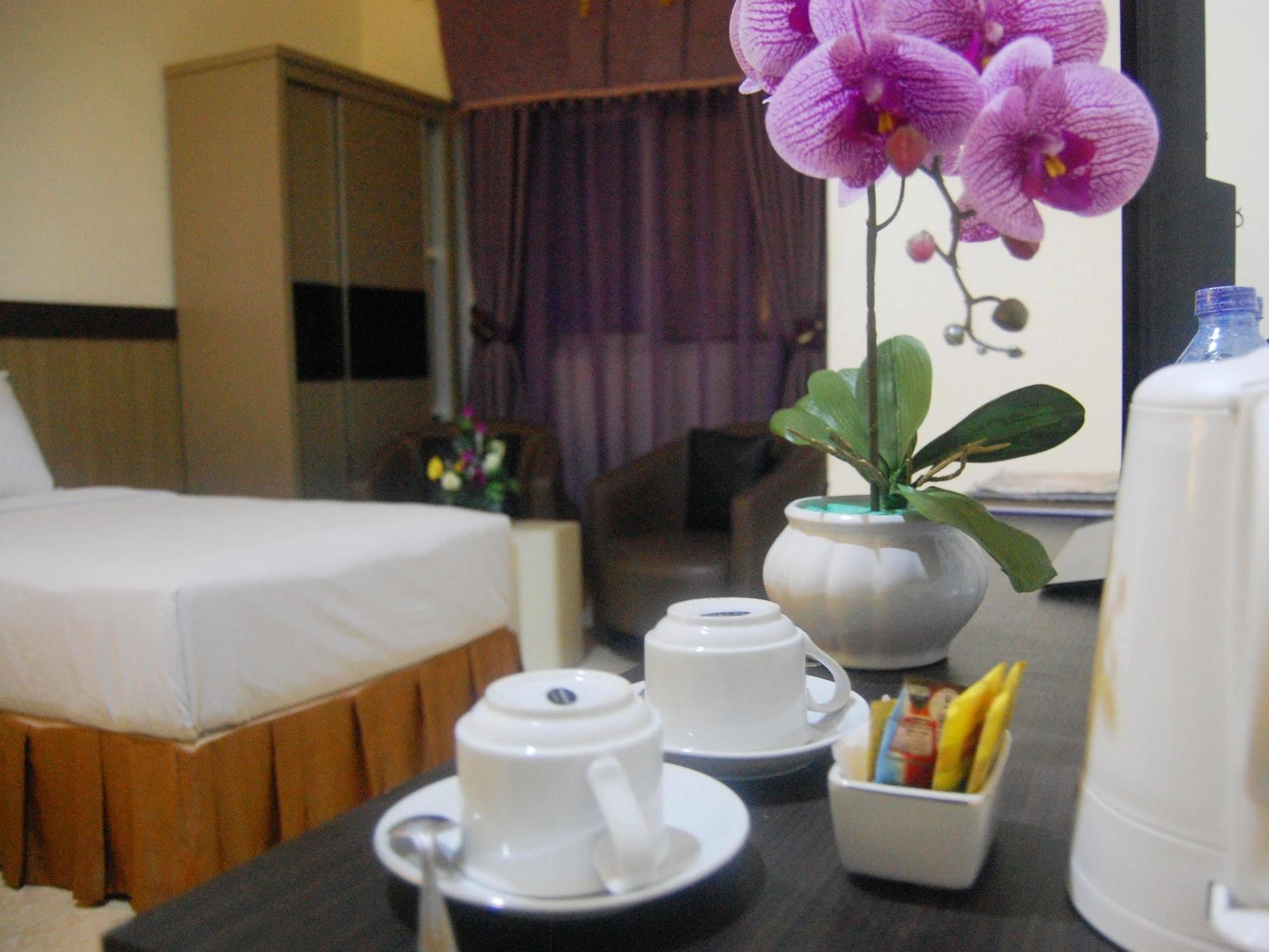 Urbanview Hotel Best Skip Палембанг Екстериор снимка